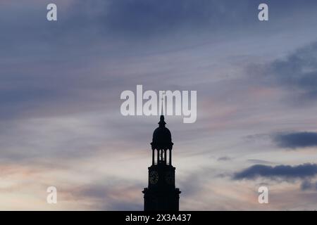 Amburgo, Germania. 25 aprile 2024. La guglia della chiesa principale di Amburgo, St. Michael (Michel), può essere visto contro il cielo serale. Crediti: Marcus Brandt/dpa/Alamy Live News Foto Stock