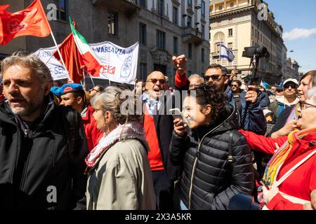 Milano, Italia. 25 aprile 2024. L'attivista israeliano risponde agli insulti dell'attivista palestinese durante la manifestazione per celebrare il 81° anniversario della Festa della Liberazione, il 25 aprile 2024 a Milano, Italia. Il 25 aprile 1945, i partigiani italiani hanno lanciato una massiccia rivolta contro il regime fascista e l'occupazione nazista, segnando la data del giorno della Liberazione, che onora il punto di svolta critico quando l'Italia ha iniziato la sua liberazione dal controllo fascista e nazista. Credito: SOPA Images Limited/Alamy Live News Foto Stock