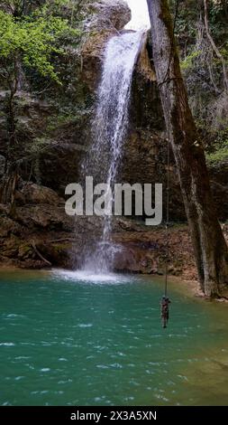 Un colpo verticale di pietre coperte di muschio in un lago sotto la cascata Butori in Istria, Croazia Foto Stock