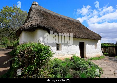 Piccolo cottage di paglia del lavoratore agricolo di Nantwallter, il Museo Nazionale di storia di St Fagan. Preso nell'aprile 2024. Foto Stock