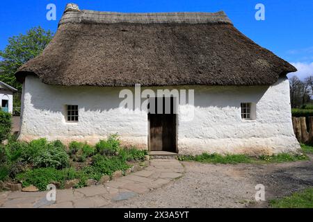 Piccolo cottage di paglia del lavoratore agricolo di Nantwallter, il Museo Nazionale di storia di St Fagan. Preso nell'aprile 2024. Foto Stock