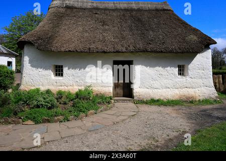 Piccolo cottage di paglia del lavoratore agricolo di Nantwallter, il Museo Nazionale di storia di St Fagan. Preso nell'aprile 2024. Foto Stock