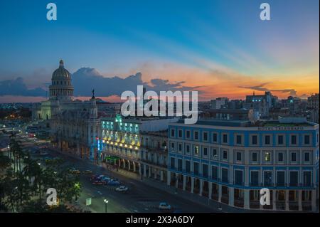 Una vista notturna attraverso Central Park, l'Avana, Cuba, che mostra il mix di architettura, tra cui il Grand Theatre e il Campidoglio Foto Stock