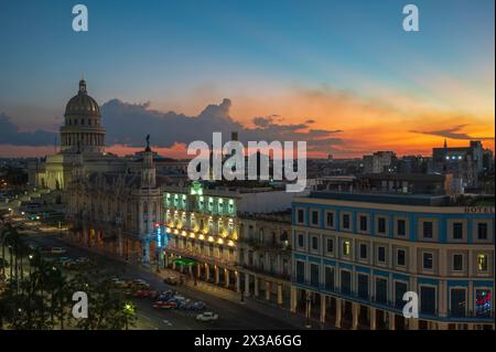 Una vista notturna attraverso Central Park, l'Avana, Cuba, che mostra il mix di architettura, tra cui il Grand Theatre e il Campidoglio Foto Stock
