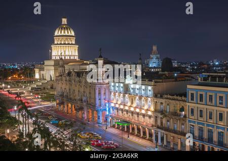 Una vista notturna attraverso Central Park, l'Avana, Cuba, che mostra il mix di architettura, tra cui il Grand Theatre e il Campidoglio Foto Stock