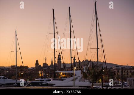 Boote und Yachten im alten Hafen vor der Stadtsilhouette im Abendlicht a Barcellona, Spanien Barcelona Katalonien Spanien *** barche e yacht nel Foto Stock