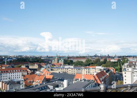 Vista dei tetti di Copenaghen, vista dalla torre rotonda. Soleggiato giorno d'estate Foto Stock