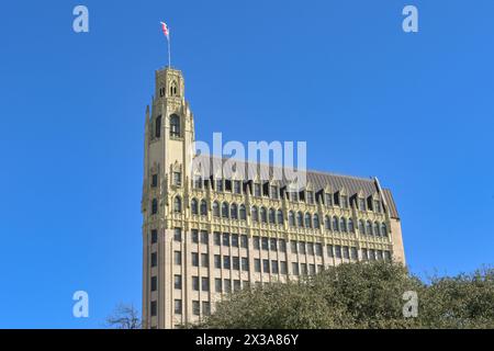 San Antonio, Texas, Stati Uniti - febbraio 2023: Vista frontale dell'esterno dello storico hotel Emily Morgan a San Antonio. Costruito nel 1924, è gestito dalla Hilton. Foto Stock
