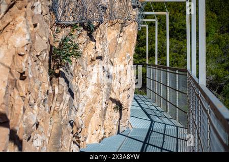 Sentiero escursionistico fino al ponte di Colgante (Puente Colgante El Saltillo) sul fiume Almanchares, Sierra Tejeda, Andalusia, Spagna Foto Stock