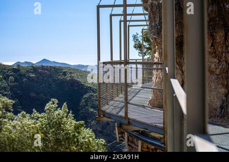 Sentiero escursionistico fino al ponte di Colgante (Puente Colgante El Saltillo) sul fiume Almanchares, Sierra Tejeda, Andalusia, Spagna Foto Stock