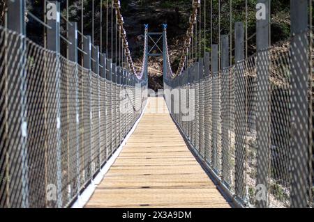 Sentiero escursionistico fino al ponte di Colgante (Puente Colgante El Saltillo) sul fiume Almanchares, Sierra Tejeda, Andalusia, Spagna Foto Stock