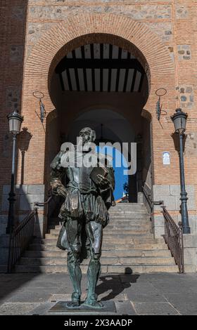 Statua di Cervantes dell'Arco de la Sangre, storica porta della città araba, ex Bab-al-Yayl nella vecchia città imperiale di Toledo in Castiglia la Mancha, Foto Stock