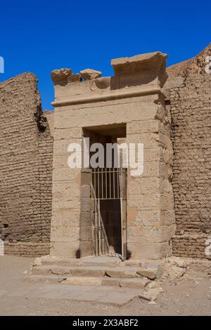 L'ingresso principale al Tempio di Hathor presso l'antico villaggio degli operai egiziani di Deir el-Medina sulla sponda occidentale di Luxor, in Egitto Foto Stock