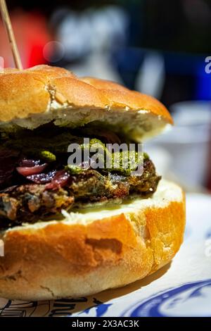 un delizioso sandwich di pesce con verdure Foto Stock