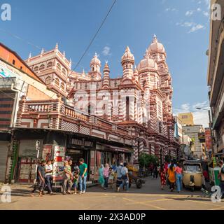 Città di Colombo, Sri Lanka, isola di Ceylon - Estate 2024: Moschea Jami UL-Alfar e vivace mercato di strada Foto Stock