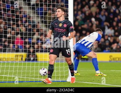 Julian Alvarez del Manchester City celebra il suo quarto gol durante la partita di Premier League all'American Express Stadium di Brighton. Data foto: Giovedì 25 aprile 2024. Foto Stock