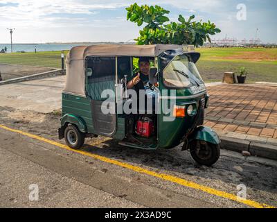 Colombo, Sri Lanka, Isola di Ceylon - Estate 2024: Trasporto in tuk tuk taxi Foto Stock