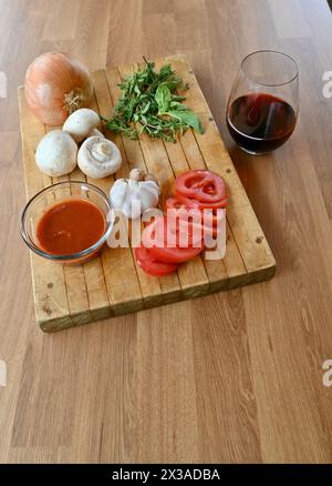 Ingredienti fatti in casa per la pizza, kit per pasti da mangiare a casa o serate di divertimento per tutta la famiglia. Foto Stock