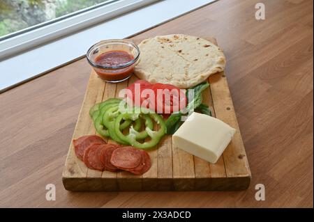 Ingredienti fatti in casa per la pizza, kit per pasti da mangiare a casa o serate di divertimento per tutta la famiglia. Foto Stock