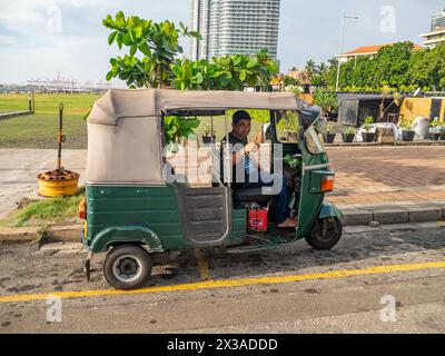 Colombo, Sri Lanka, Isola di Ceylon - Estate 2024: Trasporto in tuk tuk taxi Foto Stock