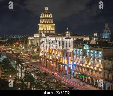 Una vista notturna attraverso Central Park, l'Avana, Cuba, che mostra il mix di architettura, tra cui il Grand Theatre e il Campidoglio Foto Stock