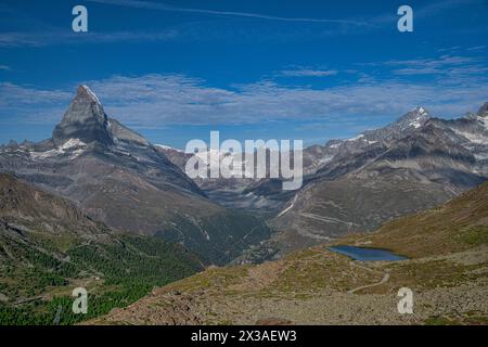 Il Cervino si riflette nel lago Stellisee nelle Alpi svizzere Foto Stock