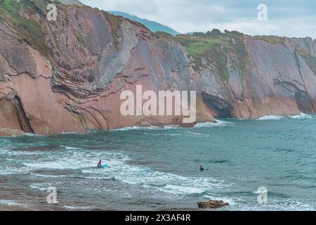 Strati fortemente inclinati di Flysch, scogliere di Flysch, Costa Basca UNESCO Global Geopark, European Geopark Network, Zumaia, Guipúzcoa, Paesi Baschi, Spagna Foto Stock