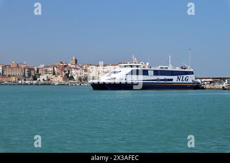 Termoli - Aliscafo delle Isole Tremiti dal molo dei cantieri navali Foto Stock