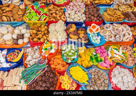Durante i festeggiamenti cattolici, i dolci in un'ampia varietà di sapori, forme, colori e metodi di preparazione tradizionali sono esposti in numerosi stand Foto Stock