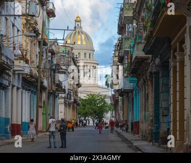 Vista lungo una tipica strada vecchia, che mostra gli edifici della città vecchia, che conduce al Campidoglio a l'Avana, Cuba Foto Stock