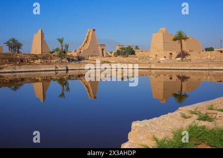 Lago Sacro presso il complesso del tempio di Karnak a Luxor, Egitto Foto Stock