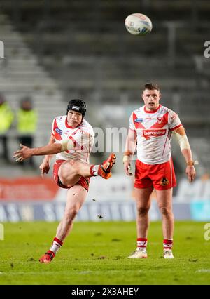 Jonny Lomax dei St Helens (a sinistra) segna la terza conversione della loro squadra durante la partita Betfred Super League al Totally Wicked Stadium, St Helens. Data foto: Giovedì 25 aprile 2024. Foto Stock