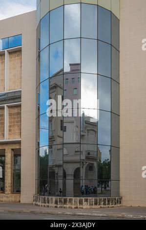 Il moderno edificio, parzialmente di vetro, che ospita il Museo Nazionale delle Belle Arti a l'Avana centrale, Cuba Foto Stock