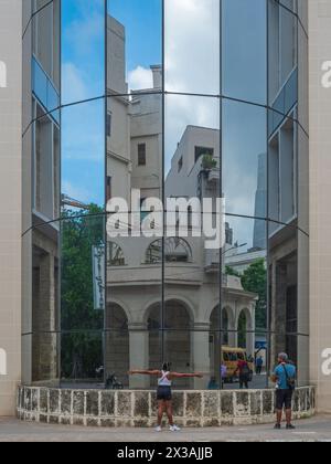 Il moderno edificio, parzialmente di vetro, che ospita il Museo Nazionale delle Belle Arti a l'Avana centrale, Cuba Foto Stock