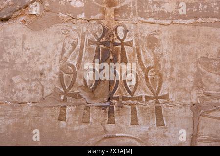 Più chiavi della vita (ankh) su un muro del complesso del tempio di Karnak a Luxor, in Egitto Foto Stock