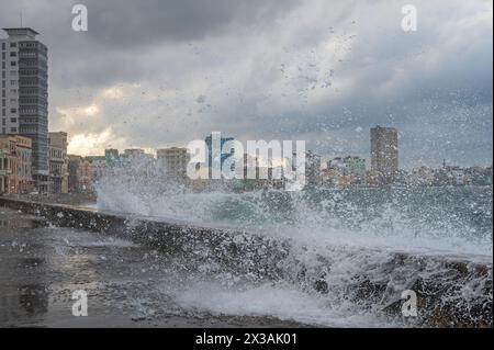 Grandi onde che si infrangono sul Malecon sul lungomare dell'Avana centrale, Cuba, durante una tempesta. Foto Stock