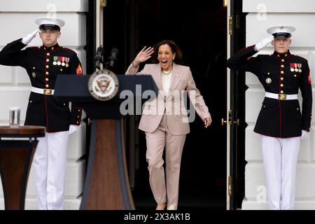 Washington, Stati Uniti. 25 aprile 2024. Il Vicepresidente DEGLI STATI UNITI Kamala Harris (C) esce per partecipare a un evento che celebra il "Take Your Child to Work Day", sul South Lawn della Casa Bianca a Washington, DC, USA, 25 aprile 2024. Crediti: Abaca Press/Alamy Live News Foto Stock