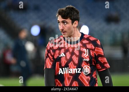 Andrea Cambiaso della Juventus FC guarda durante la semifinale di Coppa Italia tra SS Lazio e Juventus FC allo Stadio Olimpico il 23 aprile 2024 Foto Stock