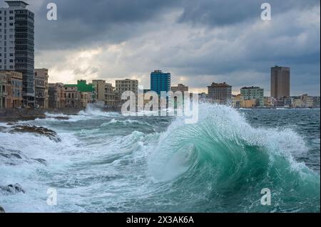 Grandi onde che si infrangono sul Malecon sul lungomare dell'Avana centrale, Cuba, durante una tempesta. Foto Stock