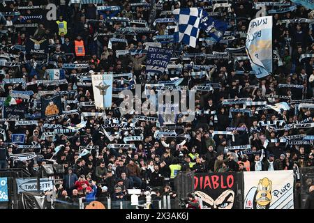 Tifosi del SS Lazio durante la semifinale di Coppa Italia tra SS Lazio e Juventus FC allo Stadio Olimpico il 23 aprile 2024 a Roma. Foto Stock