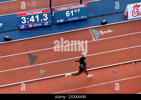 Philadelphia, Stati Uniti. 25 aprile 2024. Gli atleti gareggiano nella corsa del primo giorno del 128th Penn Relays Carnaval, il più grande incontro su pista e campo degli Stati Uniti, al Franklin Field di Philadelphia, PA, USA il 25 aprile 2024. Crediti: OOgImages/Alamy Live News Foto Stock