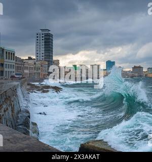 Grandi onde che si infrangono sul Malecon sul lungomare dell'Avana centrale, Cuba, durante una tempesta. Foto Stock