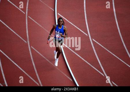 Philadelphia, Stati Uniti. 25 aprile 2024. Gli atleti gareggiano nella corsa del primo giorno del 128th Penn Relays Carnaval, il più grande incontro su pista e campo degli Stati Uniti, al Franklin Field di Philadelphia, PA, USA il 25 aprile 2024. Crediti: OOgImages/Alamy Live News Foto Stock