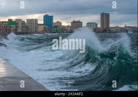 Grandi onde che si infrangono sul Malecon sul lungomare dell'Avana centrale, Cuba, durante una tempesta. Foto Stock