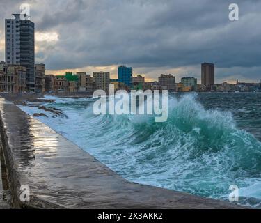 Grandi onde che si infrangono sul Malecon sul lungomare dell'Avana centrale, Cuba, durante una tempesta. Foto Stock