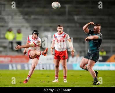 Jonny Lomax dei St Helens (a sinistra) segna la terza conversione della loro squadra durante la partita Betfred Super League al Totally Wicked Stadium, St Helens. Data foto: Giovedì 25 aprile 2024. Foto Stock