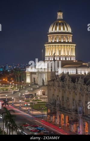 Una vista notturna attraverso Central Park, l'Avana, Cuba, che mostra il mix di architettura, tra cui il Grand Theatre e il Campidoglio Foto Stock