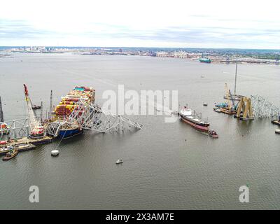 Dundalk, Stati Uniti d'America. 25 aprile 2024. Dundalk, Stati Uniti d'America. 25 aprile 2024. Il Panamá, contrassegnato con la bandiera M/V Balsa 94, si muove attraverso il canale temporaneo oltre i rottami del Ponte delle chiavi crollato, abbastanza puliti da aprire il porto di Baltimora, il 25 aprile 2024, vicino a Dundalk, Maryland. Il ponte è stato colpito dalla nave container MV Dali da 984 piedi il 26 marzo e crollò uccidendo sei lavoratori. Crediti: PO1 Claudio Giugliano/Guardia Costiera degli Stati Uniti/Alamy Live News Foto Stock