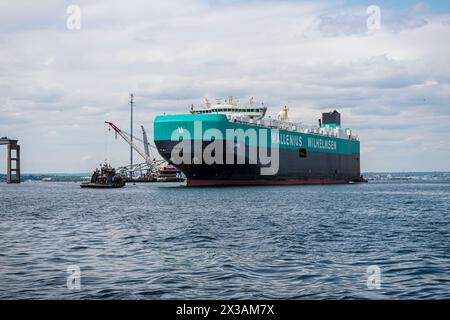 Dundalk, Stati Uniti d'America. 25 aprile 2024. Dundalk, Stati Uniti d'America. 25 aprile 2024. La portaerei danese Carmen, si muove attraverso un canale temporaneo oltre i rottami del Ponte delle chiavi crollato quando il porto di Baltimora fu riaperto il 25 aprile 2024, vicino a Dundalk, Maryland. Il ponte è stato colpito dalla nave container MV Dali da 984 piedi il 26 marzo e crollò uccidendo sei lavoratori. Credito: PO2 Ronald Hodges/Guardia Costiera degli Stati Uniti/Alamy Live News Foto Stock