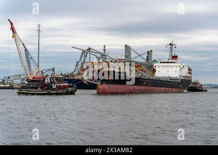 Dundalk, Stati Uniti d'America. 24 aprile 2024. Dundalk, Stati Uniti d'America. 24 aprile 2024. La nave cargo M/V Balsa 94, battente bandiera Panama, transita attraverso un canale temporaneo oltre i relitti del Key Bridge, diventando la prima nave a lasciare il porto di Baltimora dopo l'incidente, il 25 aprile 2024, vicino a Dundalk, Maryland. Il ponte è stato colpito dalla nave container MV Dali da 984 piedi il 26 marzo e crollò uccidendo sei lavoratori. Crediti: Christopher Rosario/U.S. Army/Alamy Live News Foto Stock